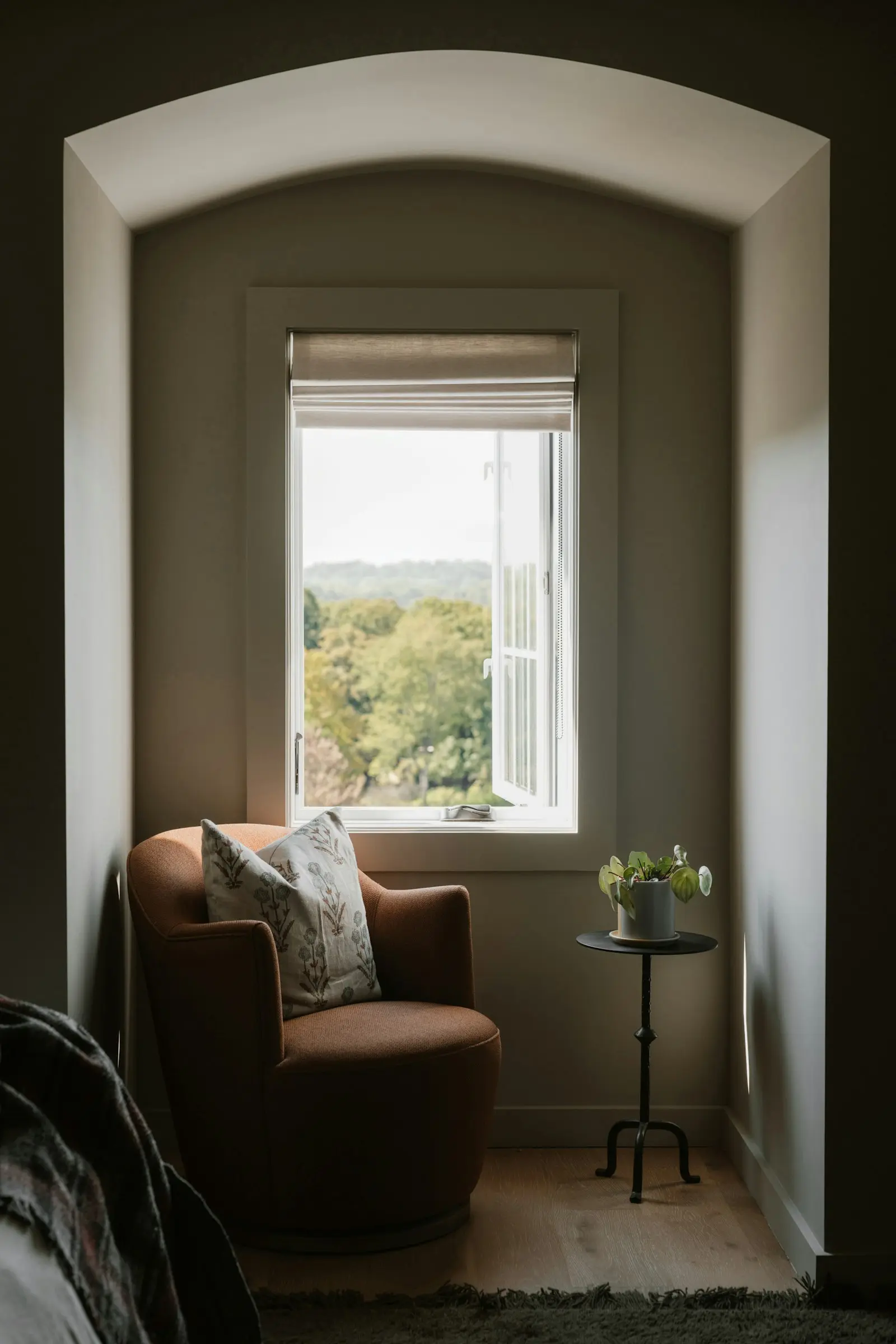 Un sillón junto a la ventana, dentro de una alcoba en arco